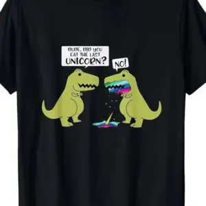 Schwarzes T-Shirt mit zwei grünen Dinosauriern und Sprechblasen, flach fotografiert