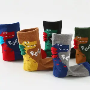 Bunte Kindersocken mit Dinosaurier-Motiv und gestickten Stacheln