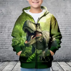 Kind in grüner Kapuzenjacke mit Reißverschluss und großem T-Rex-Motiv vor Backsteinwand
