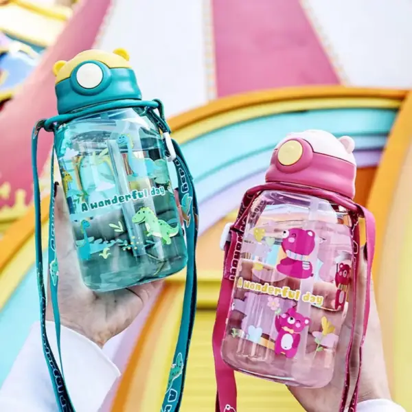Kinder Trinkflasche mit Strohhalm, Klappdeckel und Trageband