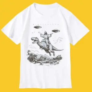 Weißes T-Shirt mit Zeichnung eines Reiters auf Dinosaurier und Ufos vor gelbem Hintergrund
