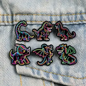 Mehrere Neon-Anstecknadeln mit Dinosaurier- und Drachen-Motiven auf einer Jeansjacke