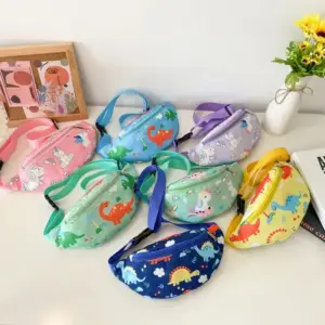 Mehrere kleine Kinder-Bauchtaschen mit Tiermotiven in verschiedenen Farben auf einem Tisch