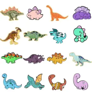 Bunte Dinosaurier-Anstecknadeln in verschiedenen Formen auf weißem Hintergrund