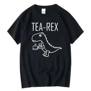 Schwarzes T-Shirt mit weißem Dinosaurier-Aufdruck, der eine Tasse hält