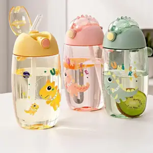 Drei Kinder-Trinkflaschen mit Strohhalm in Gelb, Rosa und Mintgrün mit Dino-Motiv