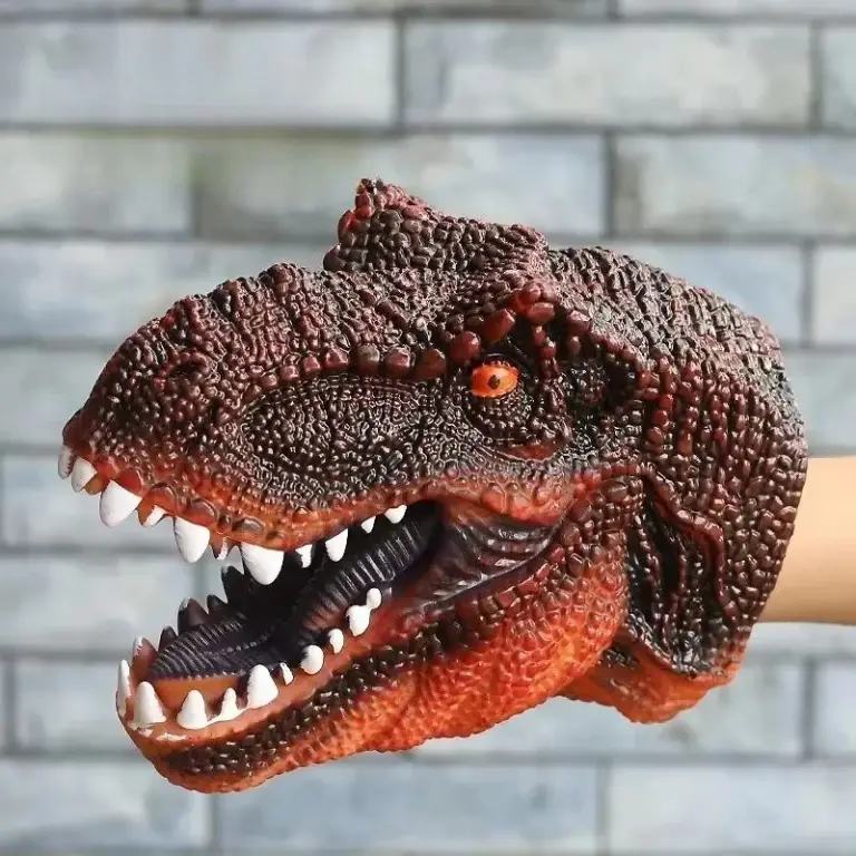 Dinosaurier-Handpuppe in Rotbraun mit offenem Maul und weißen Zähnen
