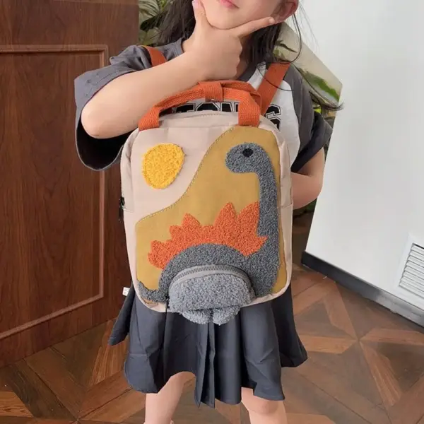 Rucksack mit aufgesticktem Dinosaurier und Tragegriff
