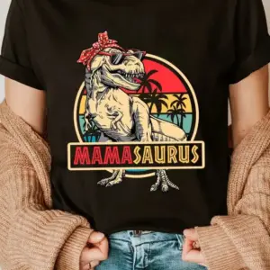 Frau im schwarzen T-Shirt mit Dinosaurier-Aufdruck und Palmen, darüber eine Strickjacke