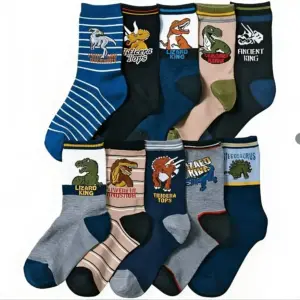Kindersocken mit bunten Dinosaurier-Motiven in verschiedenen Farben nebeneinander
