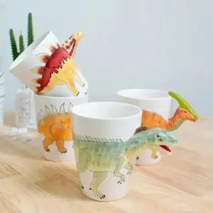 Bemalte Keramiktassen mit plastischen Tierfiguren, darunter Dinosaurier, als Henkel