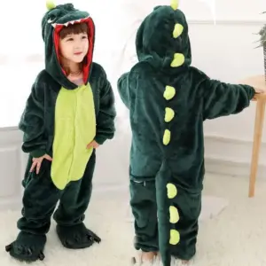 Kind im dunkelgrünen Dinosaurier-Einteiler mit Kapuze und Krallenfüßen
