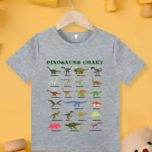 Graues Kinder-T-Shirt mit Dinosaurier-Übersicht am Bügel, Teddy im Hintergrund