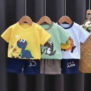 Kinder-Set aus T-Shirt und Shorts mit Tiermotiven auf Kleiderbügeln