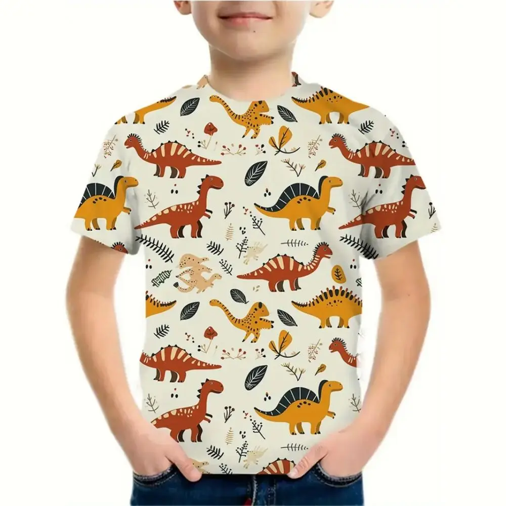 Cremefarbenes Kinder-T-Shirt mit bunten Dinosaurier-Mustern rundum, getragen