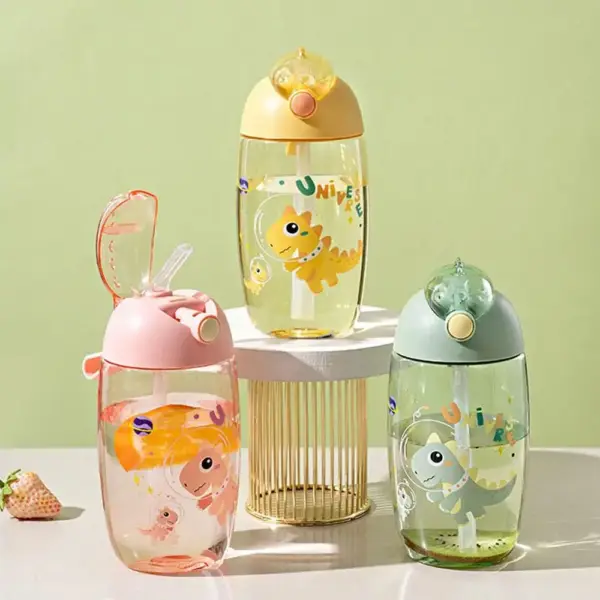 Trinkflasche mit Strohhalm, Klappdeckel und Dino-Motiv – Bild 2