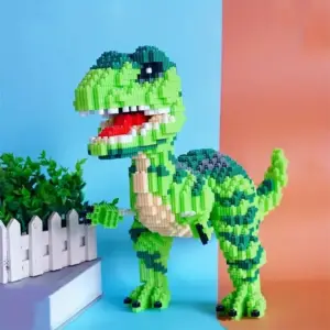 Grüner Dinosaurier aus Mini-Bausteinen vor blauem und orangem Hintergrund