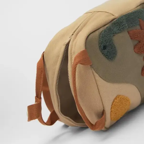 Kinderrucksack mit Dinosaurier-Applikation, Tragegriff und Zipper – Bild 2