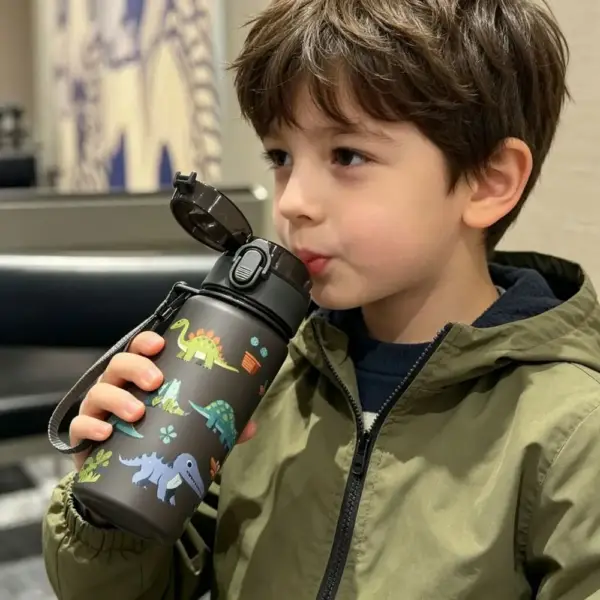 Trinkflasche mit Dino-Motiv, Klappdeckel und Trageschlaufe – Bild 2