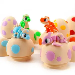 Bunte Dinosaurier-Eier mit kleinen beweglichen Dinosaurier-Figuren darauf