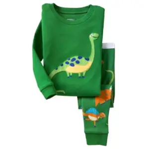 Dunkelgrünes Langarmshirt mit Langhals-Dinosaurier, dazu grüne Hose mit Dino-Muster