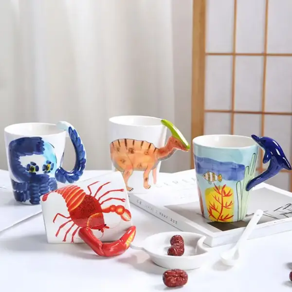 Keramiktasse mit plastischem Tierhenkel und Bemalung – Bild 2