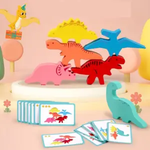 Bunte Dinosaurier-Stapelfiguren mit Schachtel und Karten auf rosa Hintergrund