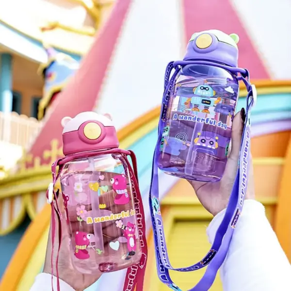 Kinder Trinkflasche mit Strohhalm, Klappdeckel und Trageband – Bild 2