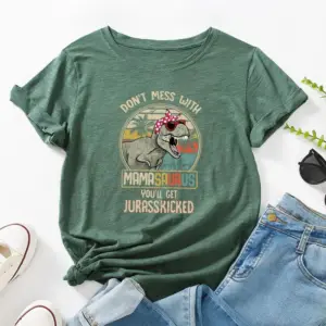 Grünes Damen-T-Shirt mit Dinosaurier-Aufdruck, mit Jeansshorts und Sneakern arrangiert