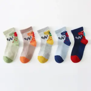 Fünf Paar Kindersocken mit Dino-Motiv in Pastellfarben auf Weiß
