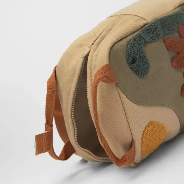 Kinderrucksack mit Dinosaurier-Applikation, Tragegriff und Zipper – Bild 3