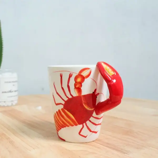 Keramiktasse mit plastischem Tierhenkel und Bemalung – Bild 3