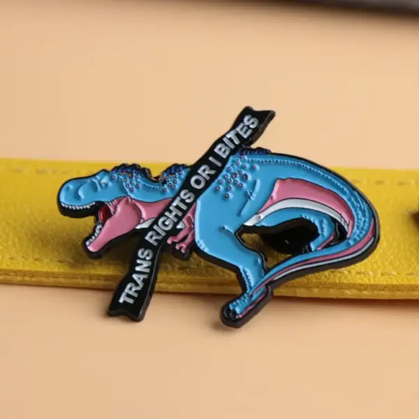 Anstecknadel Dinosaurier mit Band und zwei Rückennadeln – Bild 3