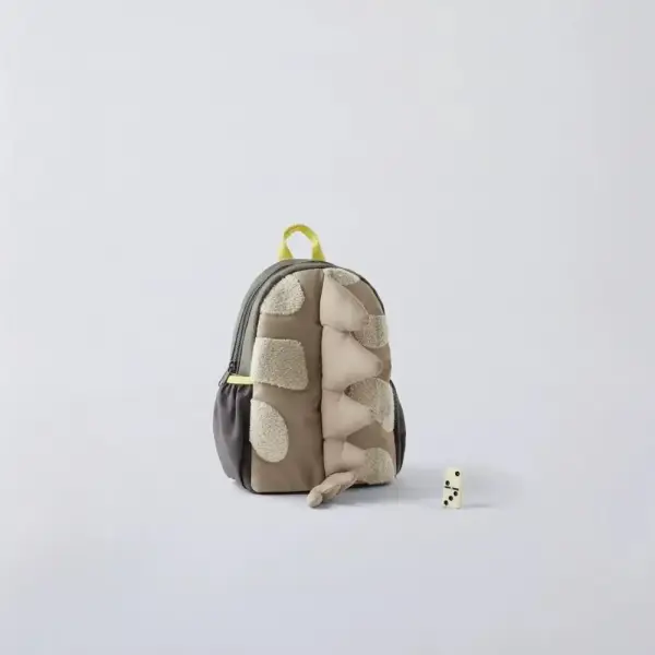 Kleiner Rucksack mit Dino-Stacheln, Schwanz und Seitentaschen – Bild 3