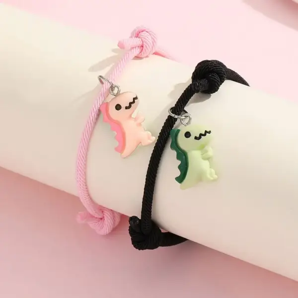 Paar-Armbänder mit Dinosaurier-Anhängern und Herz-Element – Bild 3