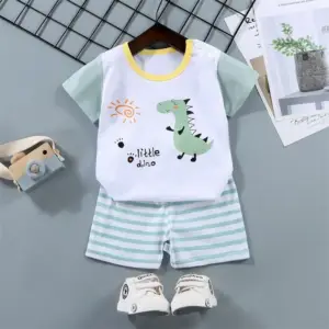 Kinder-Set aus weißem Shirt mit Dino-Motiv und gestreiften Shorts