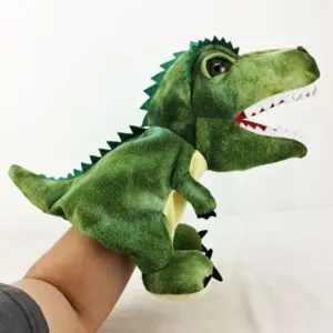 Grüne Handpuppe in Form eines Urzeit-Tieres mit offenem Maul auf einer Hand