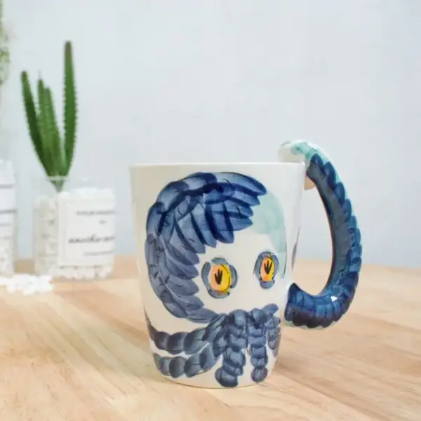 Keramiktasse mit plastischem Tierhenkel und Bemalung – Bild 4