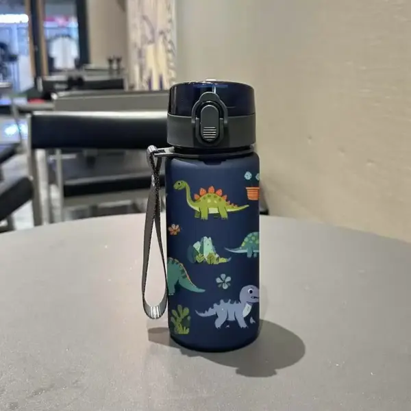 Trinkflasche mit Dino-Motiv, Klappdeckel und Trageschlaufe – Bild 5