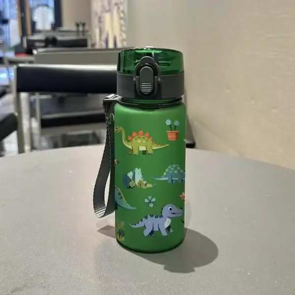 Trinkflasche mit Dino-Motiv, Klappdeckel und Trageschlaufe – Bild 6