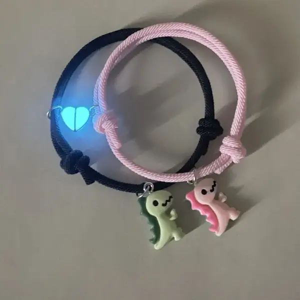 Paar-Armbänder mit Dinosaurier-Anhängern und Herz-Element – Bild 4