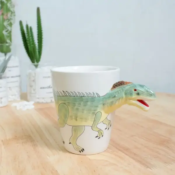 Keramiktasse mit plastischem Tierhenkel und Bemalung – Bild 11
