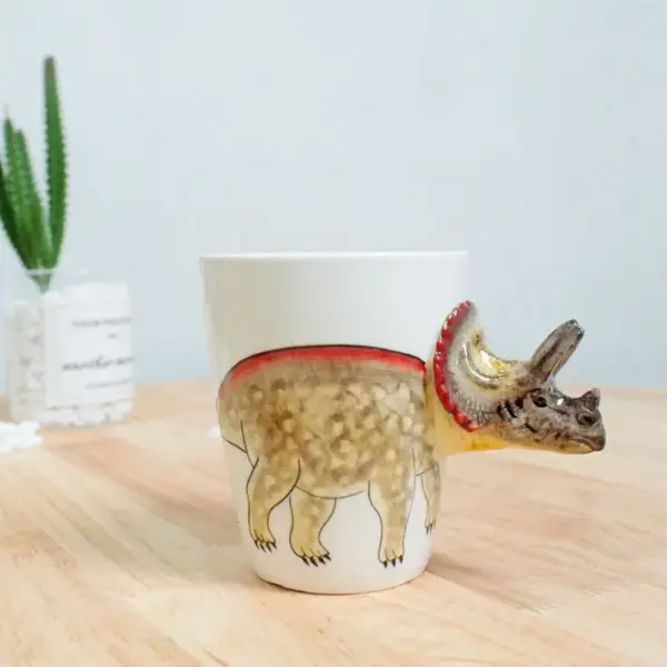 Keramiktasse mit plastischem Tierhenkel und Bemalung – Bild 9