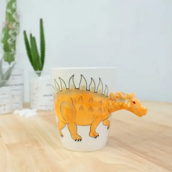 Keramiktasse mit plastischem Tierhenkel und Bemalung – Bild 6