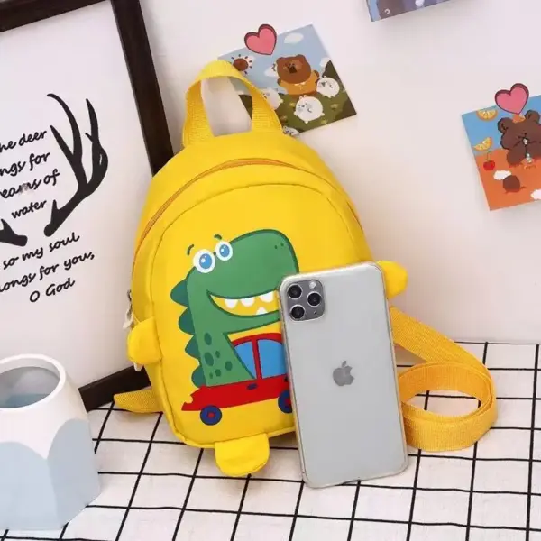 Kinderrucksack mit Dino-Motiv, Auto und Tragegriff – Bild 3