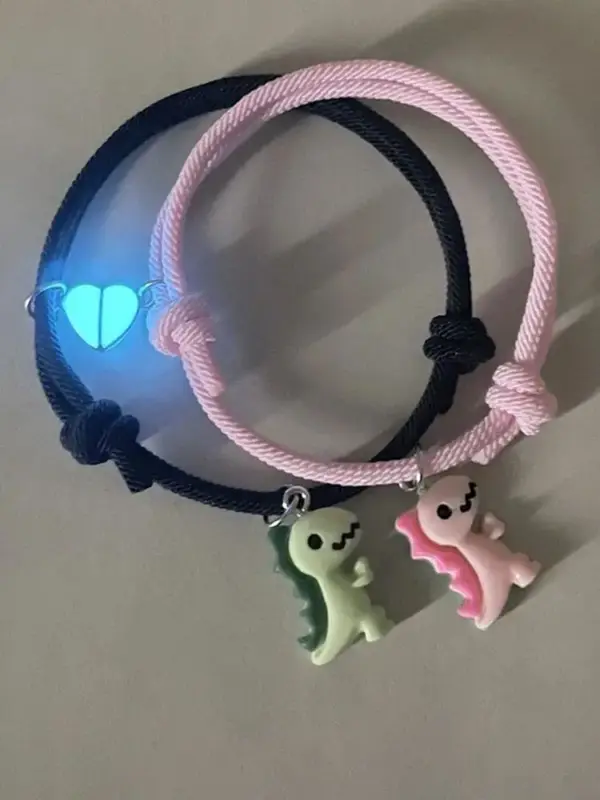 Paar-Armbänder mit Dinosaurier-Anhängern und Herz-Element – Bild 5