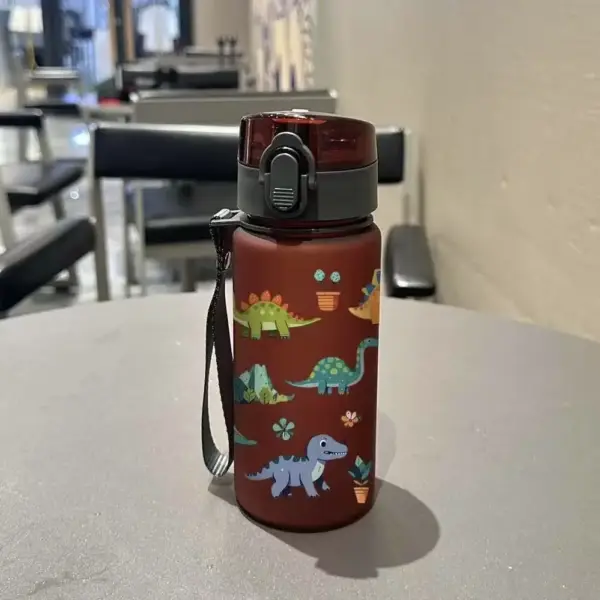 Trinkflasche mit Dino-Motiv, Klappdeckel und Trageschlaufe – Bild 7